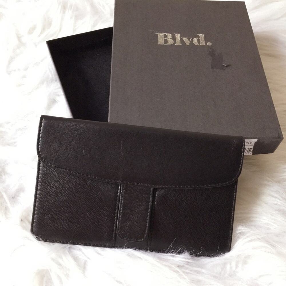 New! Blvd. 100% leather wallet.--CA5